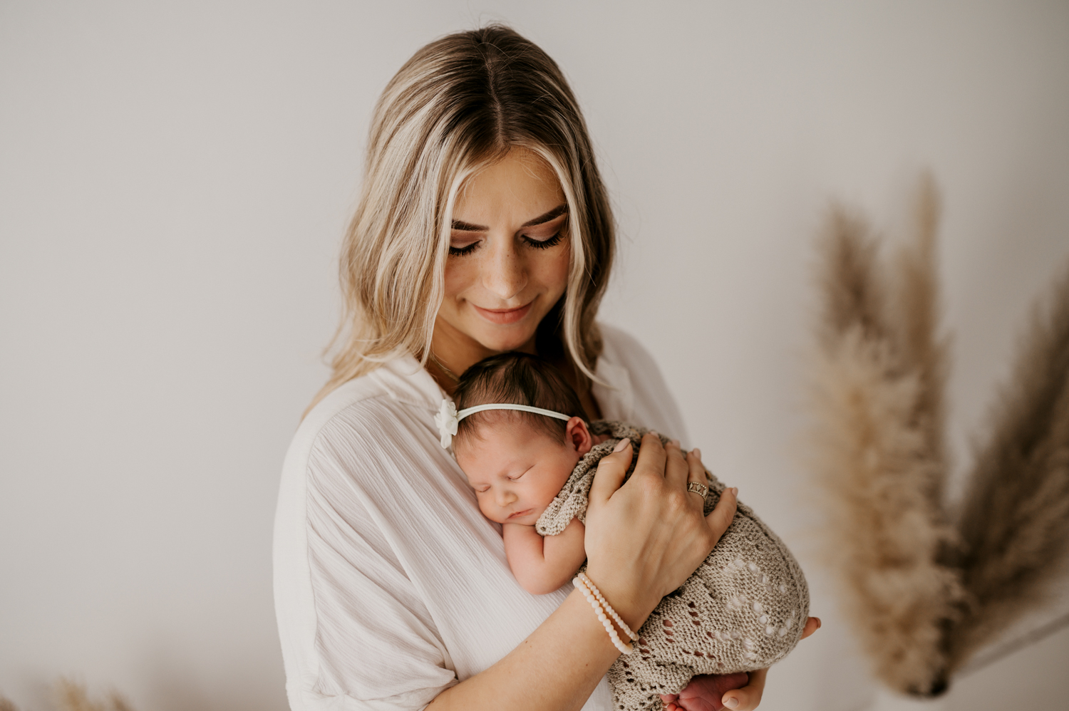 Mama kuschelt mit neugebornen Baby