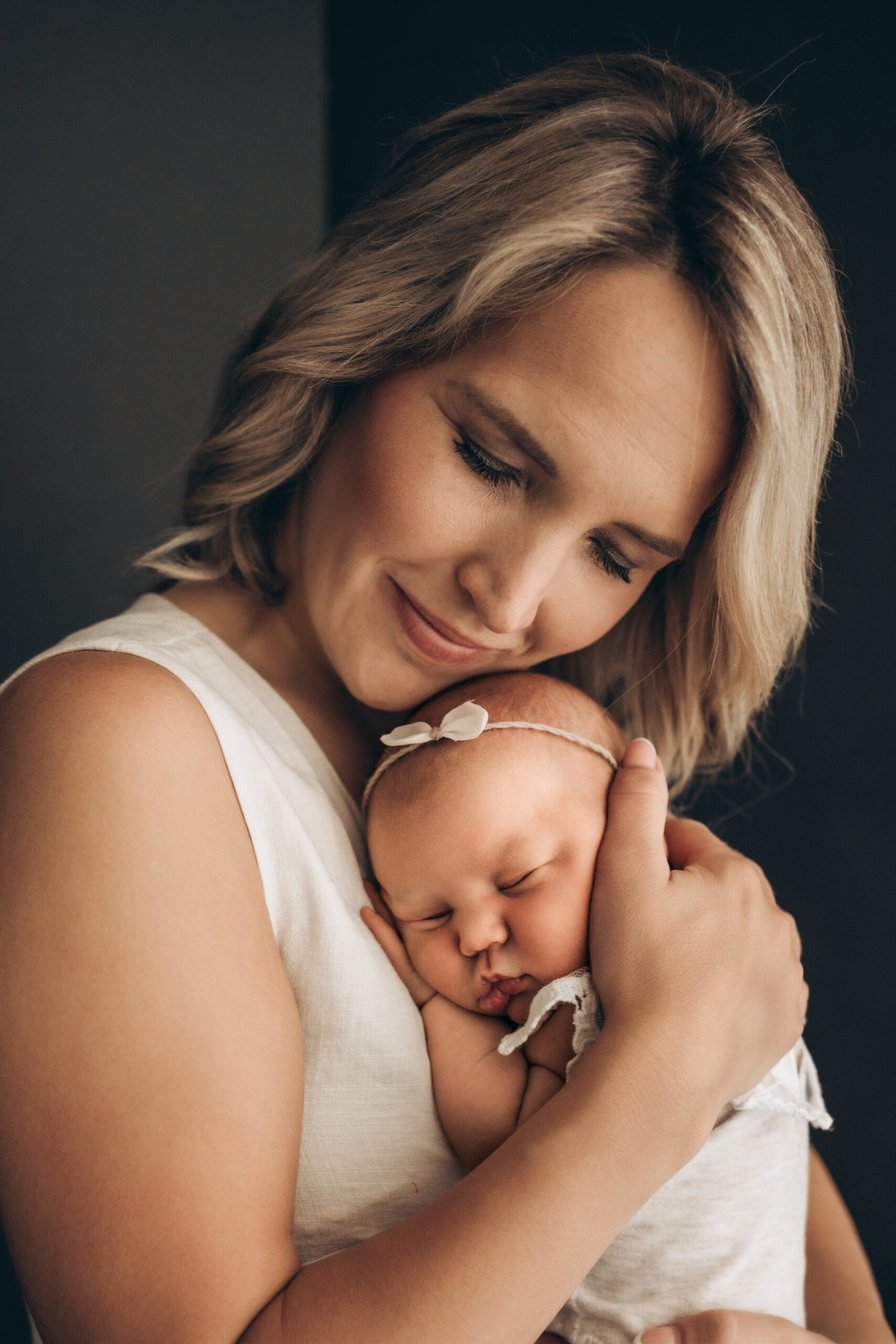 mama kuschelt mit neugeboren Baby